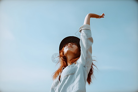 拥抱蓝天阳光下拥抱自由的女子背景