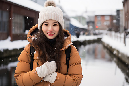 女子笑对镜头图片