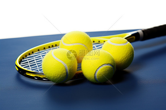 网球场上的运动器材图片