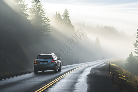 公路上的汽车汽车在云雾公路上行驶背景