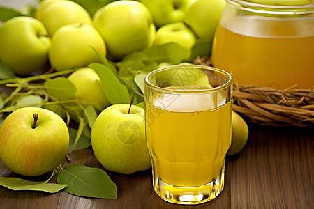 新鲜榨汁的苹果汁图片