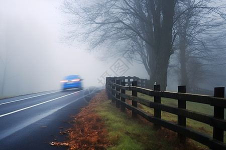 迷雾中的行车风景高清图片