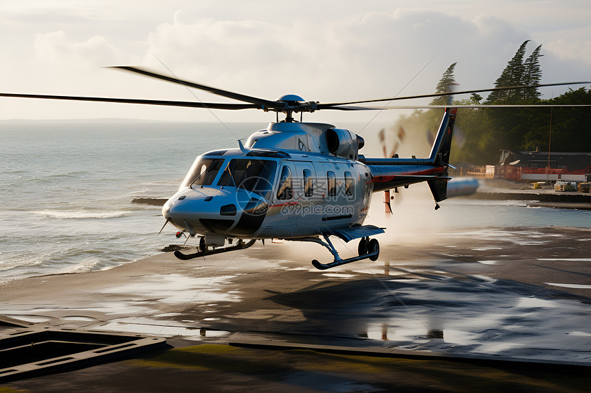 海滩上飞行的直升机图片
