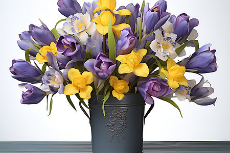 紫黄两色花的花瓶摆在桌子上背景图片
