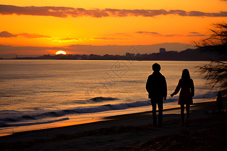 夕阳下的海滩情侣背景图片