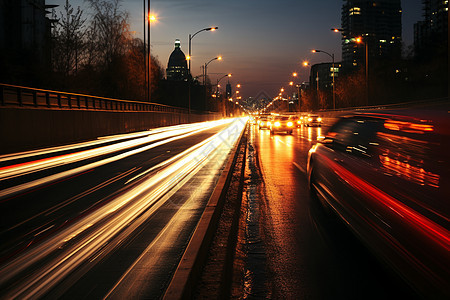 夜幕道路上行驶的车辆图片