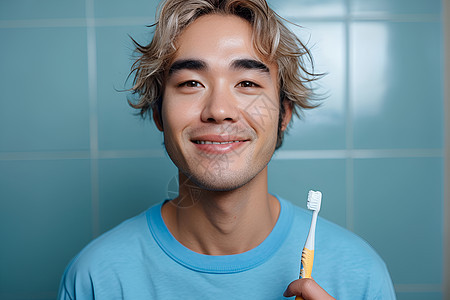年轻男子拿着牙刷图片