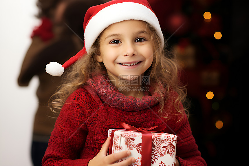 小女孩圣诞帽下笑容图片