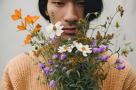 男子举着鲜花图片