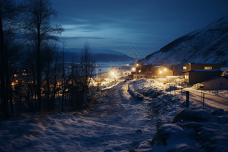 夜幕下积雪的道路图片