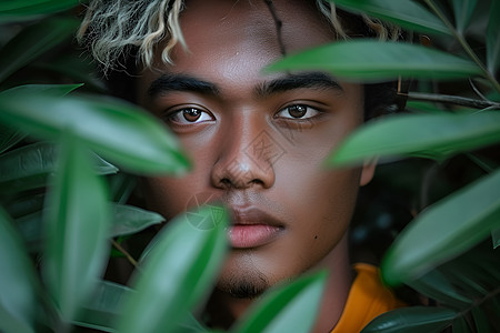 植物间的年轻男子图片