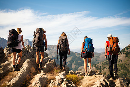 山间徒步的背包客高清图片