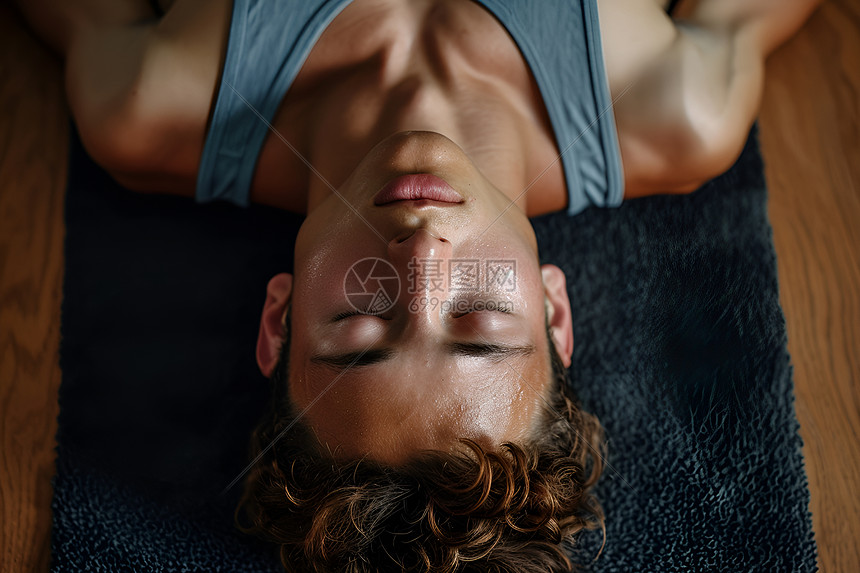 男子躺在黑色垫子上图片