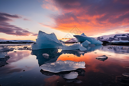 冰山中漂浮的日落和云朵背景下的一些雪山图片