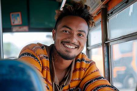 公交车上笑容可爱的年轻人图片
