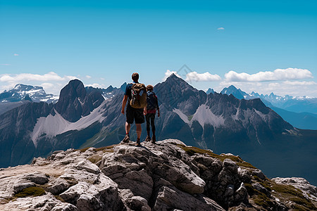 征服高山的登山者图片