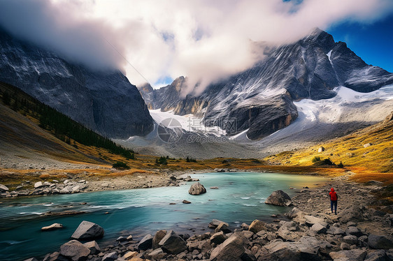 云雾雪山和湖泊图片