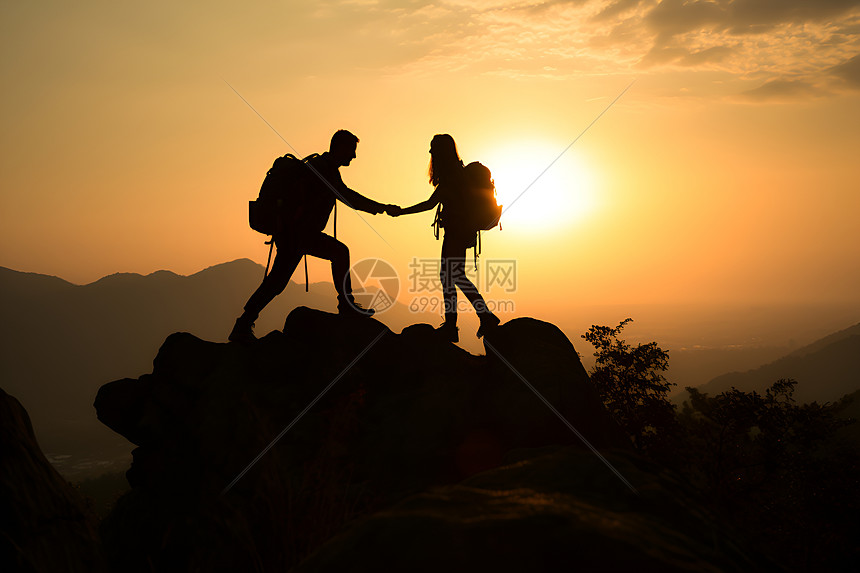 山顶攀登的年轻情侣图片
