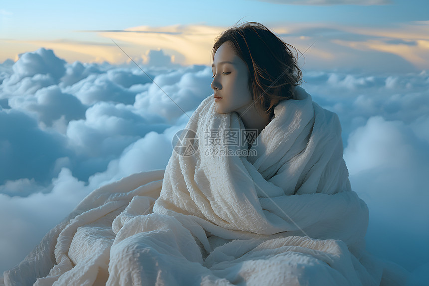 女人坐在云层中图片