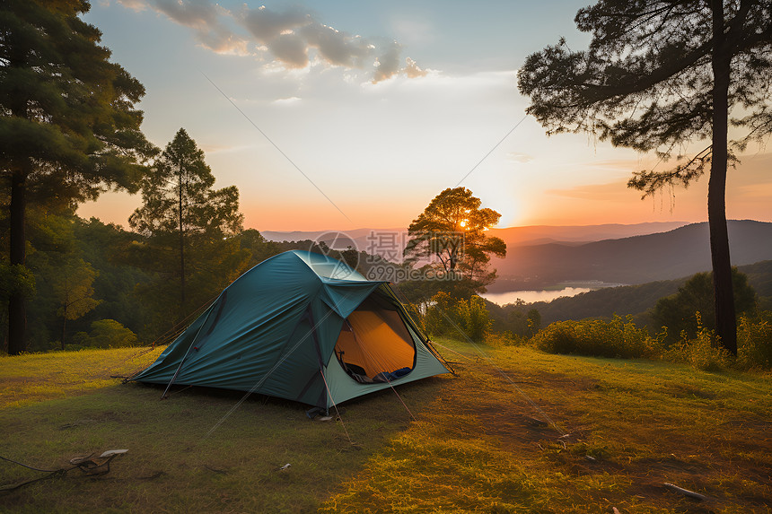 夕阳下的野外帐篷图片