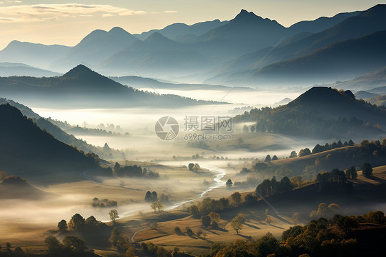 迷雾中的山谷景色图片