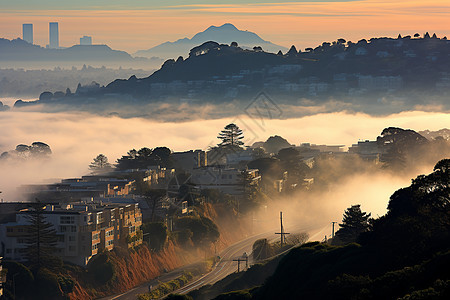 旭日初升旧金山迷雾里的山丘图片