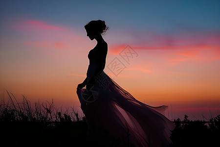 夕阳下的婚纱女性图片