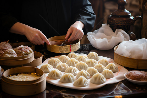 肉馅包饺子的人图片