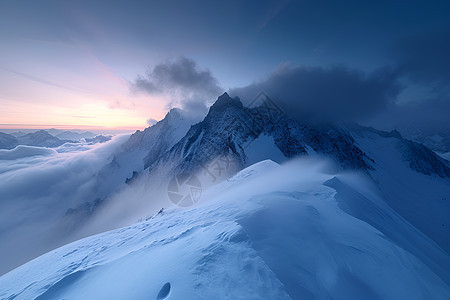 寂静的雪峰图片