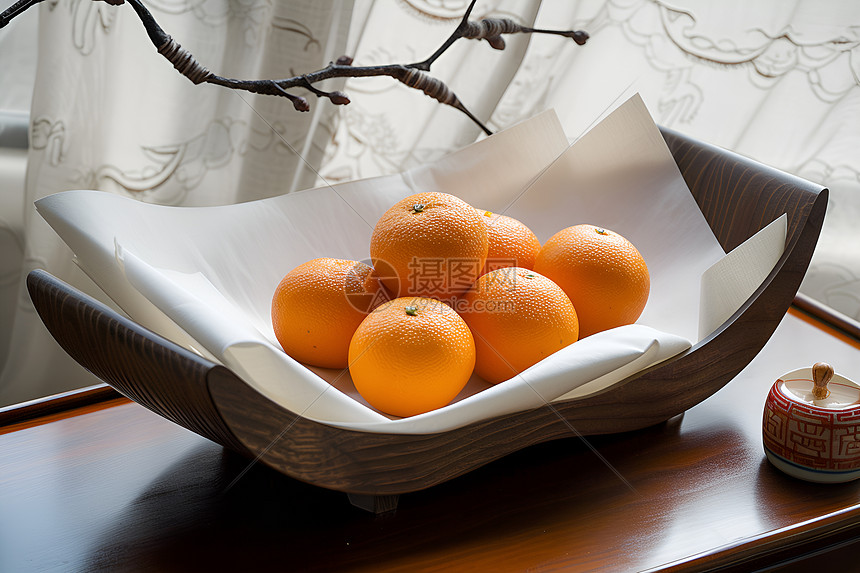 桌上摆放的新鲜橘子图片