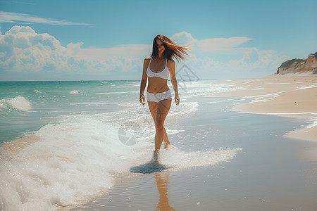 快乐的女人在沙滩上奔跑背景图片