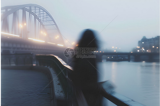 桥上模糊的女人图片
