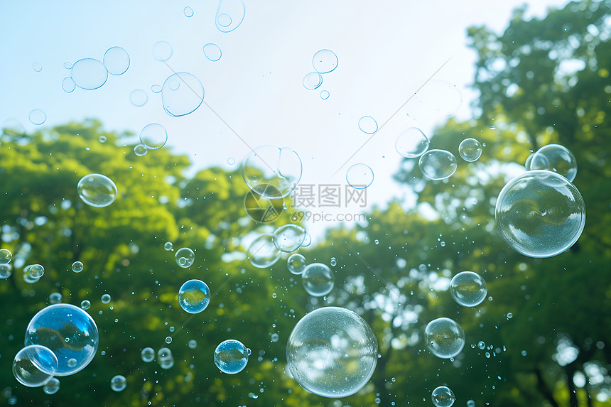 清新绿意下飘浮的泡泡图片