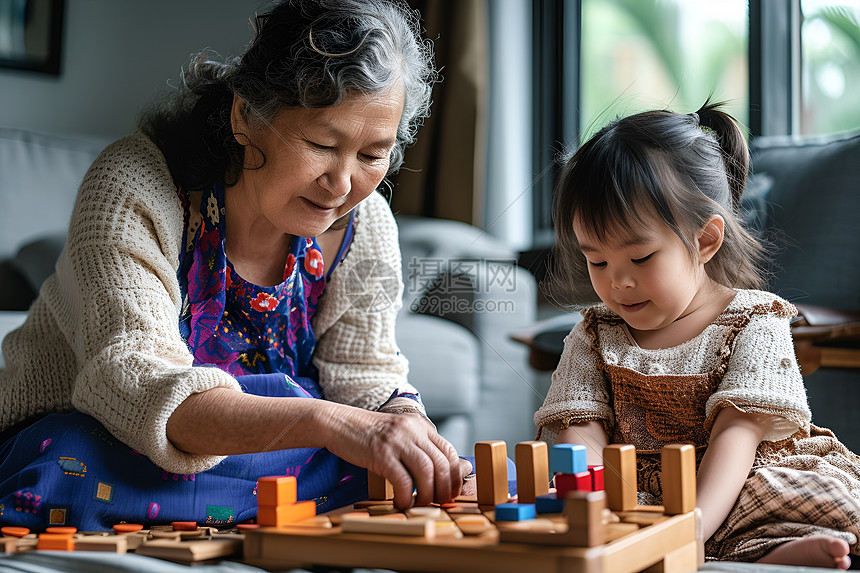 祖母与小女孩一起玩积木图片
