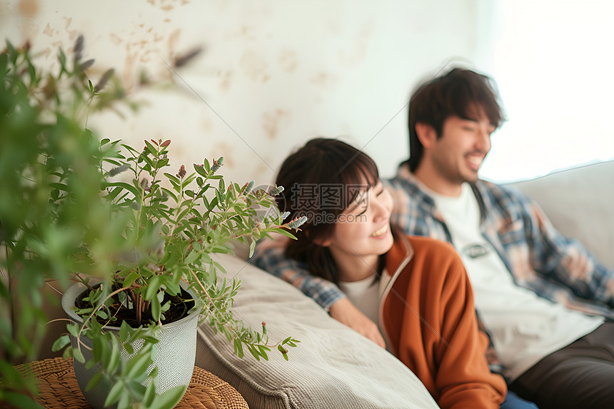 欢笑中的男女图片