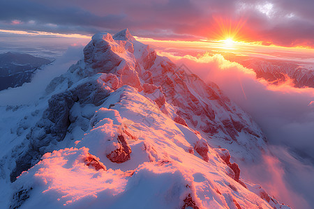 日出的山峰图片