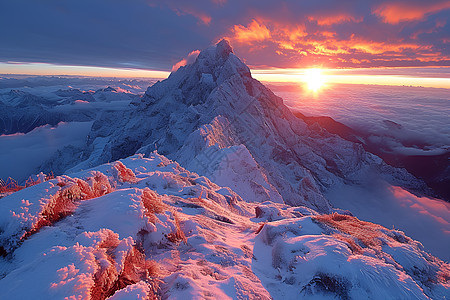 冰雪覆盖的山峰图片