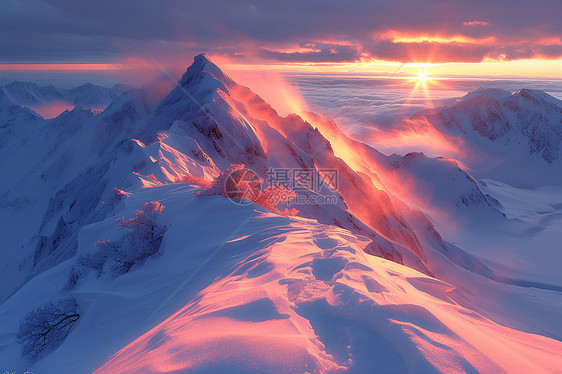 夕阳映照下的雪山之巅图片