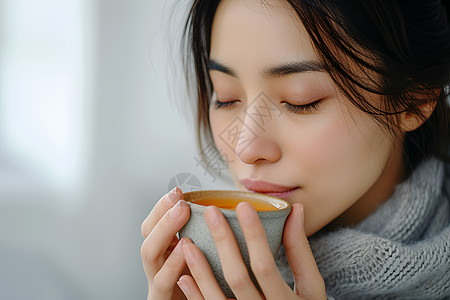 喝茶的年轻女性图片