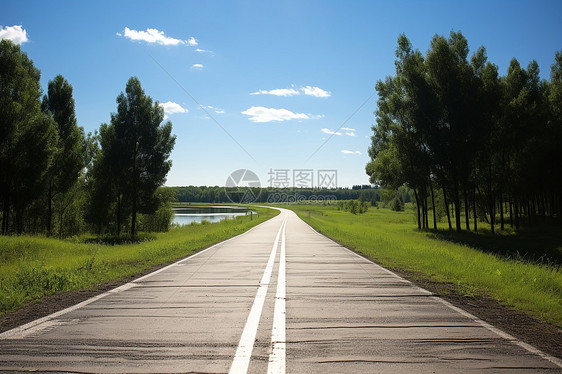 湖畔公路上的风景图片