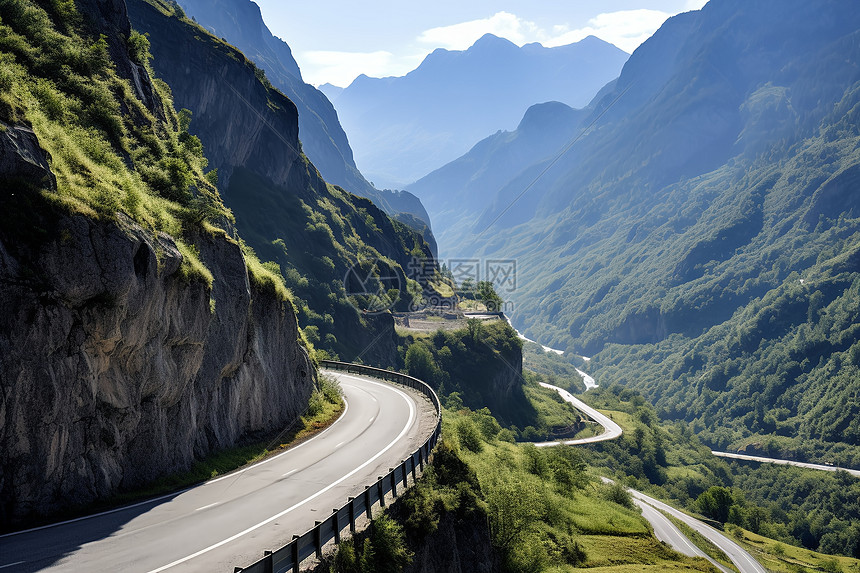 山间蜿蜒的道路图片