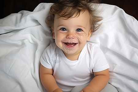 婴儿欢笑在微笑图片