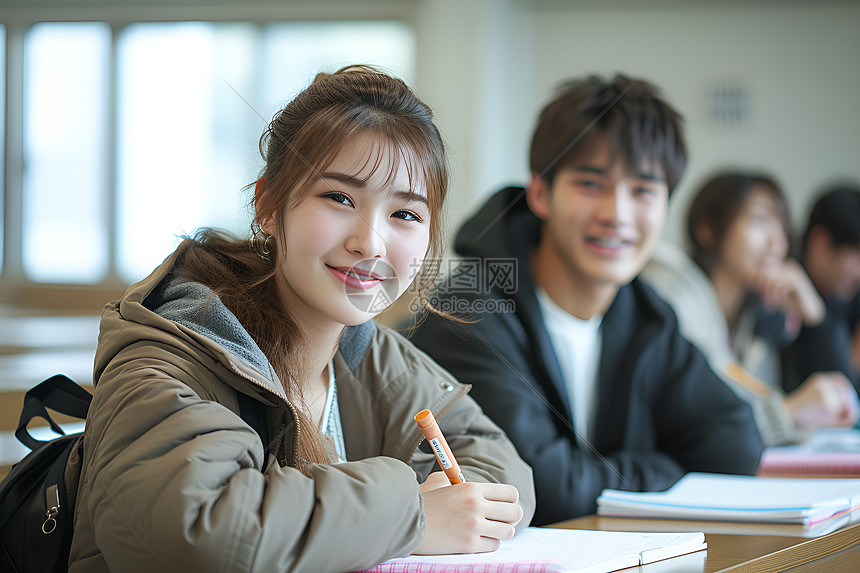 女孩在教室里认真学习图片