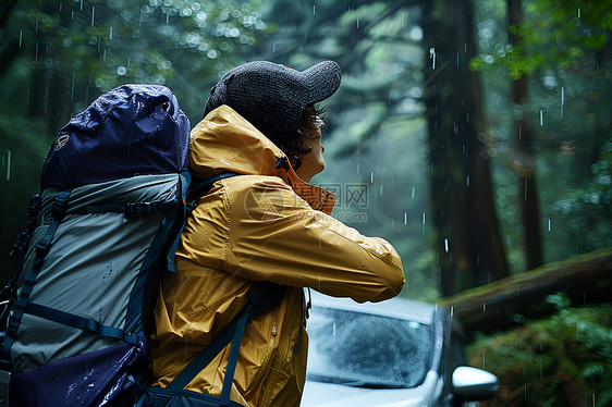 在雨中徒步的游客图片