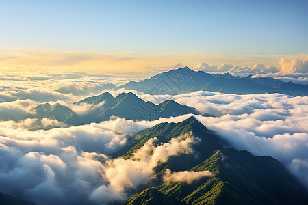 阳光下的云高山云下的自然景色背景