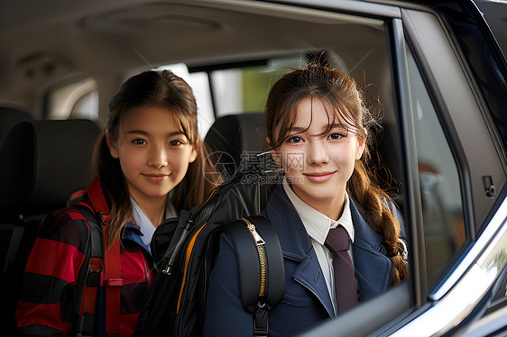 坐在车里的两个女孩图片