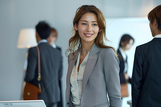 大堂里的女性图片