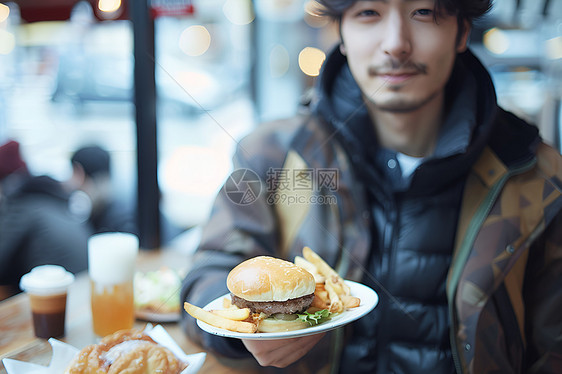 吃汉堡的男孩图片