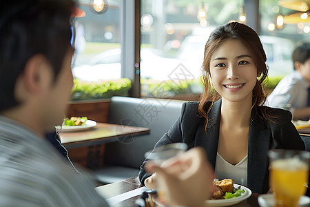 正在吃饭的女士高清图片