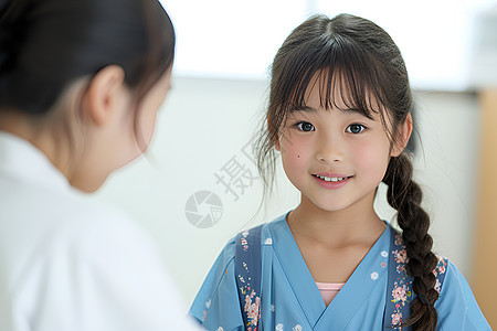 护士给小女孩体检图片